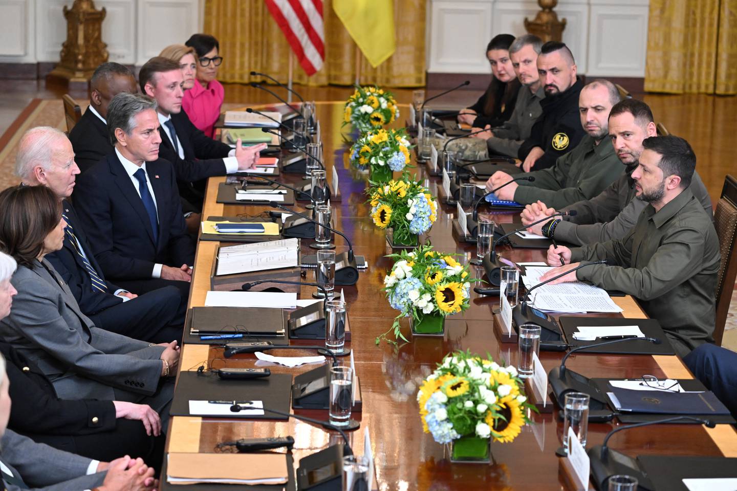 El presidente estadounidense Joe Biden y el presidente ucraniano Volodymyr Zelensky participan en una reunión bilateral ampliada en el Salón Este de la Casa Blanca en Washington