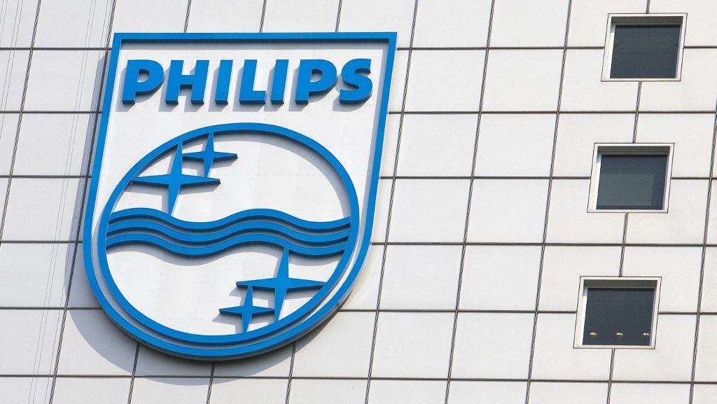 El logotipo del gigante holandés de electrónica médica y de consumo Philips en su sede de Ámsterdam. Fotografía: