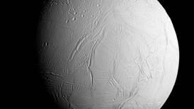 Sonda Cassini envía primeras imágenes de Encélado, la luna helada de Saturno