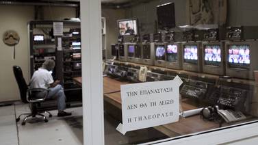 Grecia busca reabrir su televisión pública