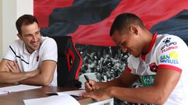 Jurguens Montenegro revela anécdota al extender contrato con Alajuelense: ‘Mi mamá me dijo que iba a la Liga sí o sí’  