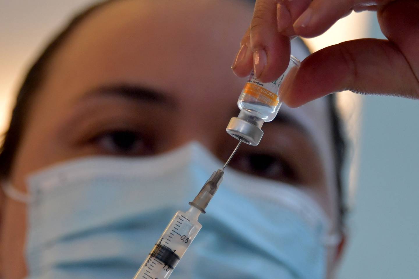 Brasil aplicará una cuarta dosis de la vacuna contra la covid-19 a personas  inmunodeprimidas | La Nación