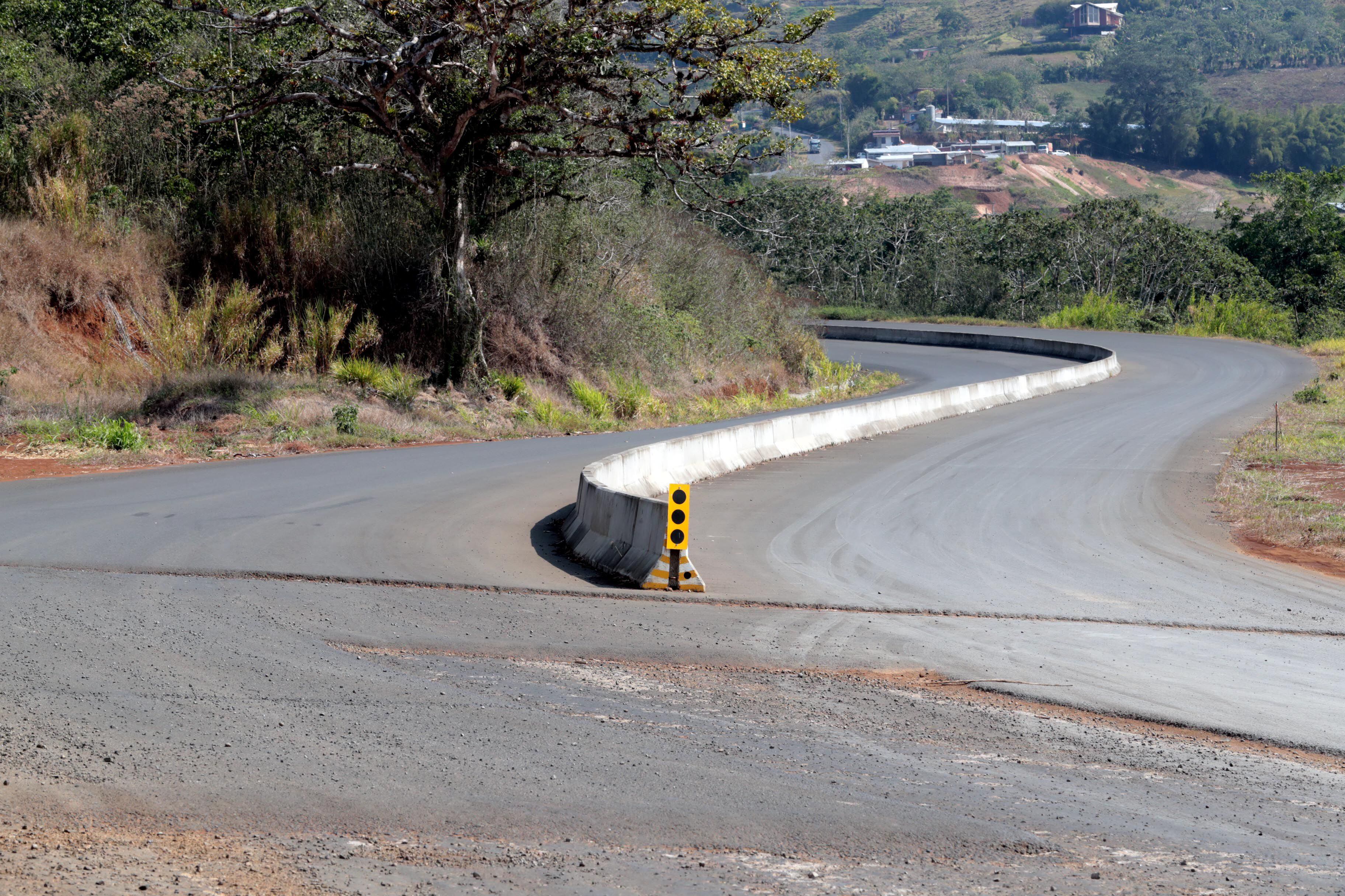 El tramo central de la carretera quedó en abandono desde el 2018 cuando se finiquitó el contrato con la anterior empresa debido a los múltiples atrasos que enfrentaba el proyecto. Foto Alonso Tenorio