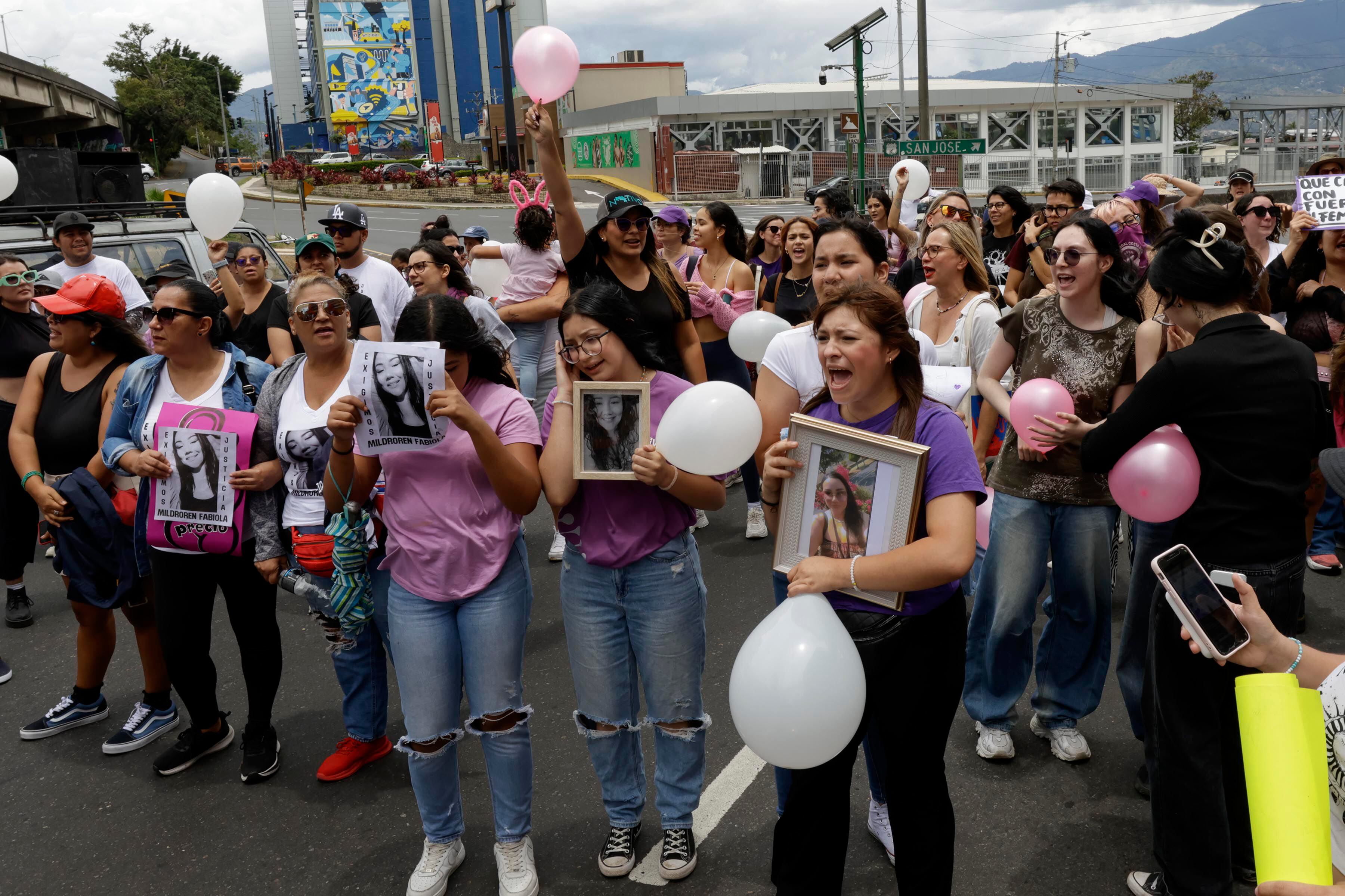 Decenas de personas se manifestaron este domingo en la fuente de la Hispanidad, en San Pedro de Montes de Oca, para pedir un freno a la violencia contra las mujeres y justicia para las que ya no están. 