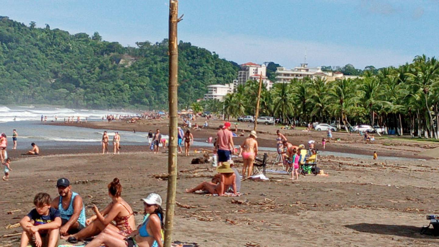 La Cámara de Turismo y la municipalidad de Garabito instalaron varas de bambú en la arena de playa de Jacó para indicar a los turistas la distancia de cada burbuja social.