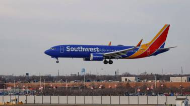 Cubierta de motor de un avión Boeing se desprende durante el despegue en Denver