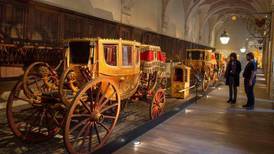 Palacio de Versalles estrena lujosa exhibición de vehículos de la realeza