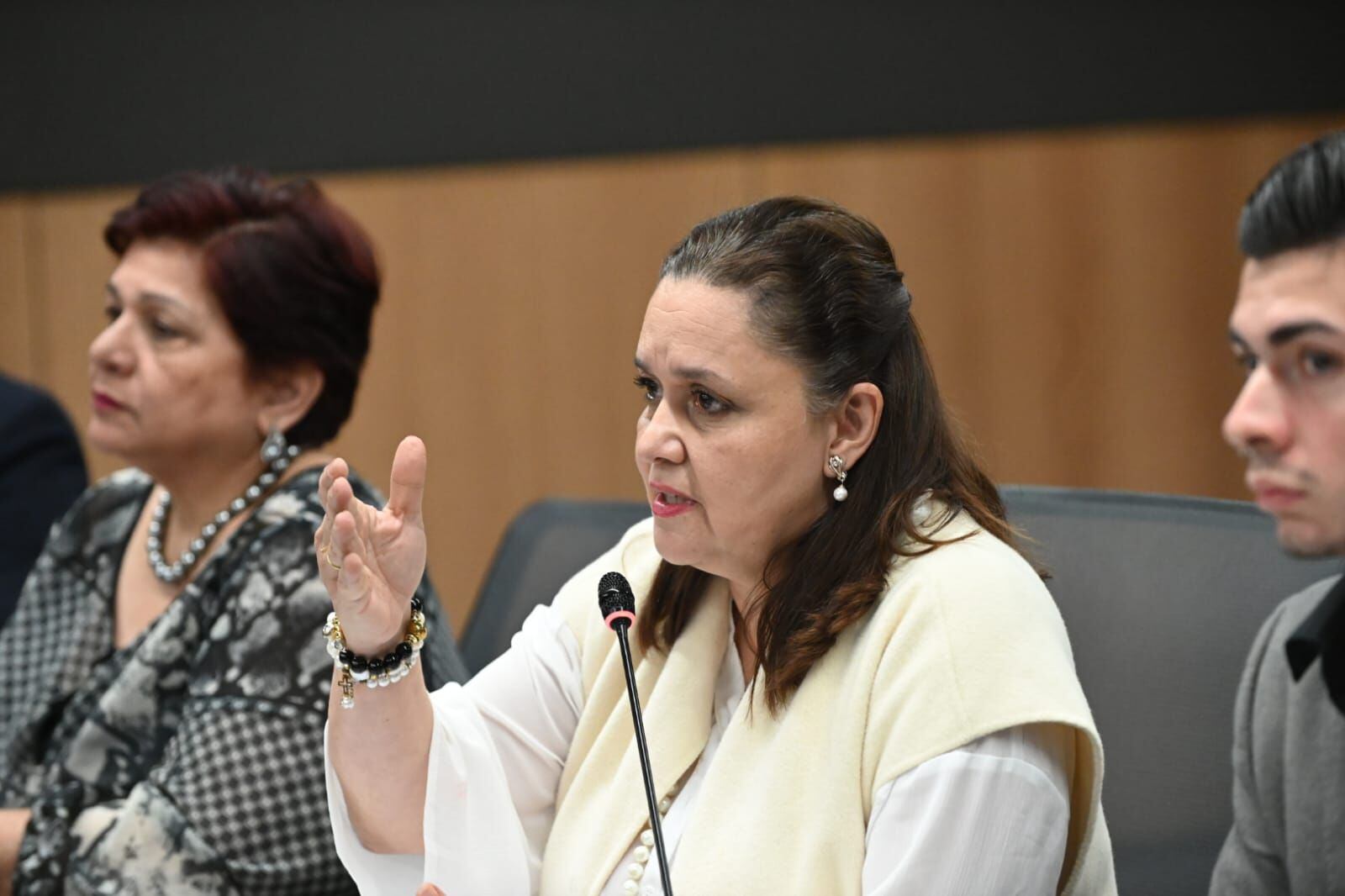 En la imagen, las diputadas Vanessa Castro (al centro) y Dinorah Barquero, presidenta y secretaria de la comisión investigadora de los contratos del Sinart. Foto: 