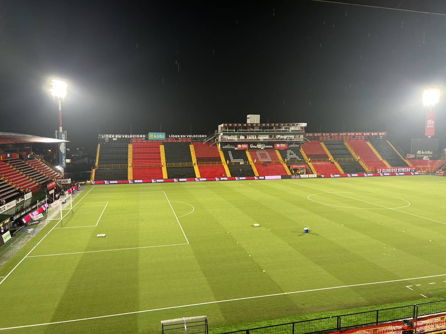 Liga Deportiva Alajuelense se enfrenta contra Pérez Zeledón en el Estadio Alejandro Morera Soto. Pese a la fuerte lluvia que cayó en Alajuela, el terreno de juego luce bien.