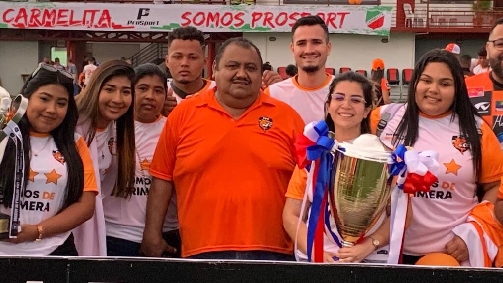 El empresario Raymond Medina (camiseta naranja) celebró el ascenso del Puntarenas FC a la máxima categoría en mayo del 2022, junto a amigos y familiares. Fotografía: Juan Diego Villarreal     