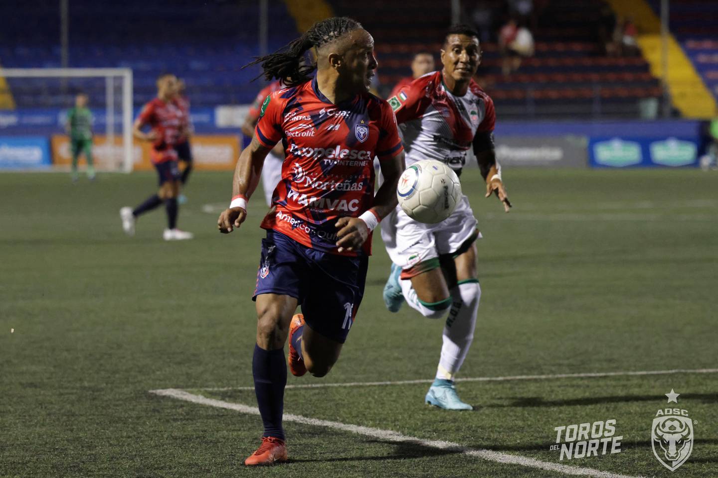 Jonathan McDonald estuvo muy participativo en el partido entre San Carlos y Guanacasteca.