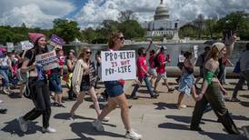 ‘Los jueces no son médicos’ dicen manifestantes a favor del aborto en Estados Unidos