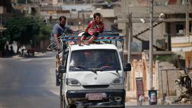 'Los bombardeos son aleatorios': civiles huyen en sur de Siria ante amenaza de una ofensiva terrestre