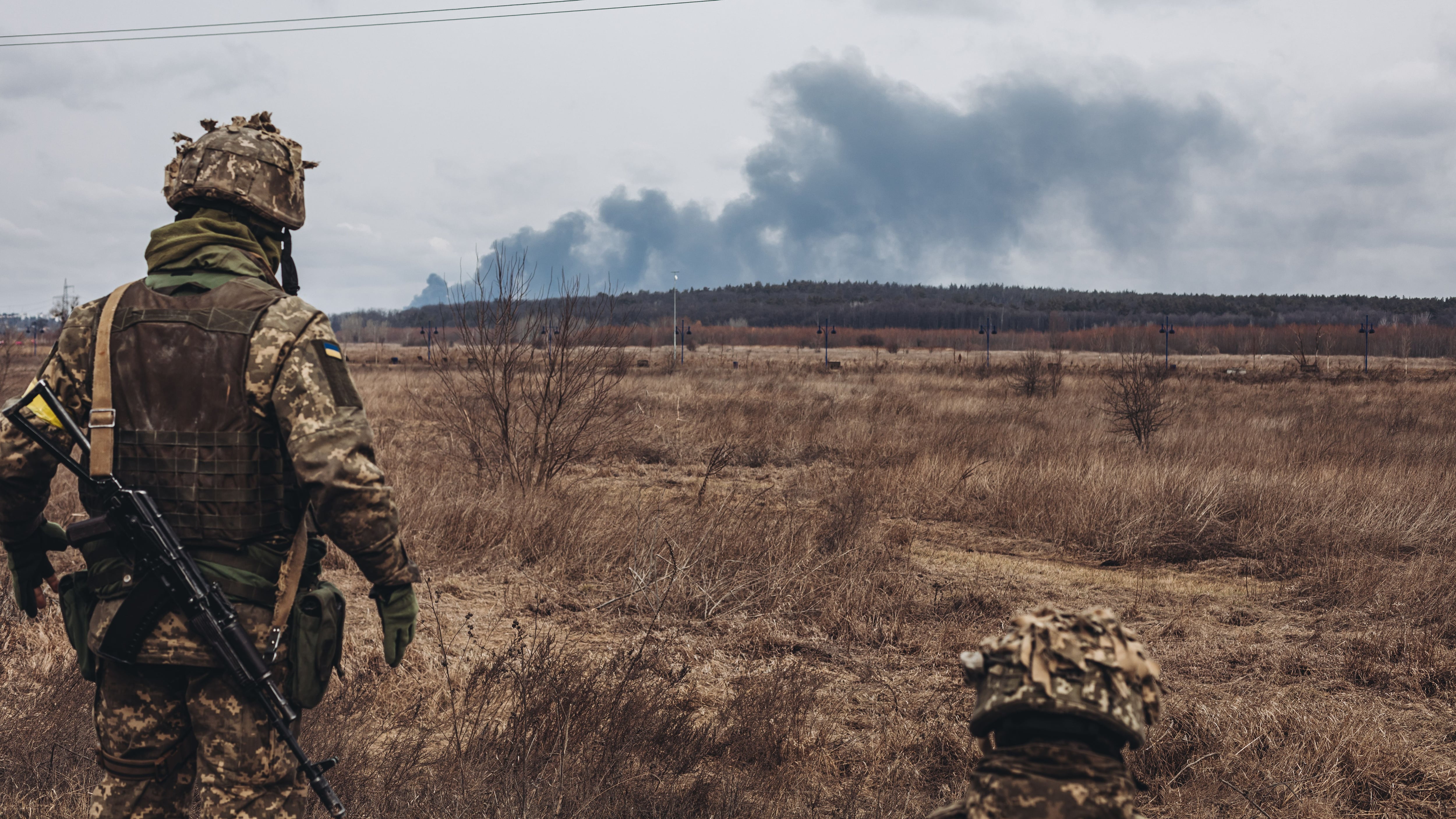 Un soldado del ejercito ucraniano observa el humo de los bombardeos. Foto: Diego Herrera / Europa Press.