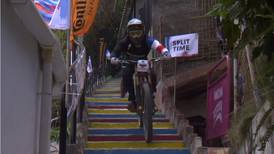 ¡De locos!: Vea cómo el tico Pablo Aguilar desciende en bicicleta en caseríos de Medellín