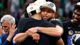Warriors campeonizan en la NBA con soberbia actuación de Stephen Curry 
