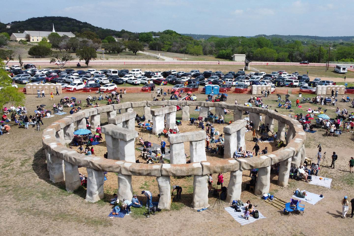 La gente se reúne para ver un eclipse solar total en América del Norte, en Stonehenge II en la Hill Country Arts Foundation en Ingram, Texas.