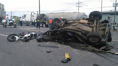 Choque de cuatro carros y una moto deja un fallecido en La Lima de Cartago