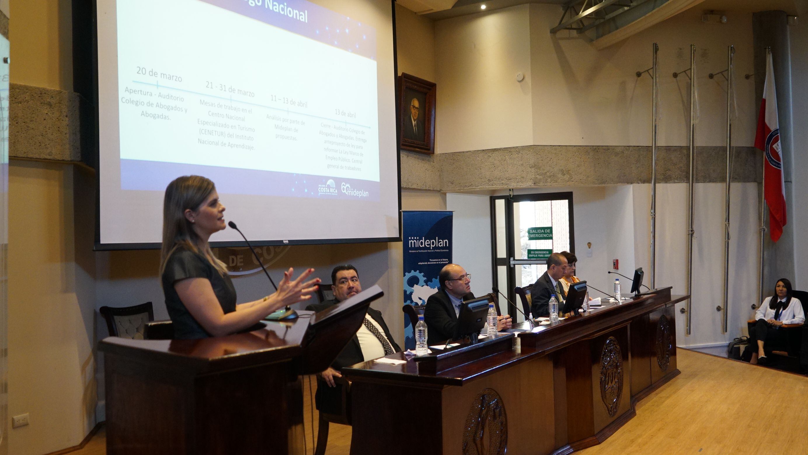 Laura Fernández, ministra de Planificación, explicó la metodología para el diálogo que tiene el fin de reformar la Ley de Empleo Público. Foto: Cortesía Mideplán.