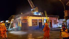 Bomberos controla incendio en restaurante El Castillo en San José; no se reportan víctimas