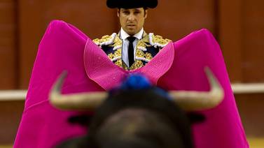Imagen de matador toreando con hija en brazos crea polémica en España