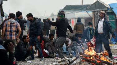 Francia empieza a desmantelar gran refugio de migrantes 