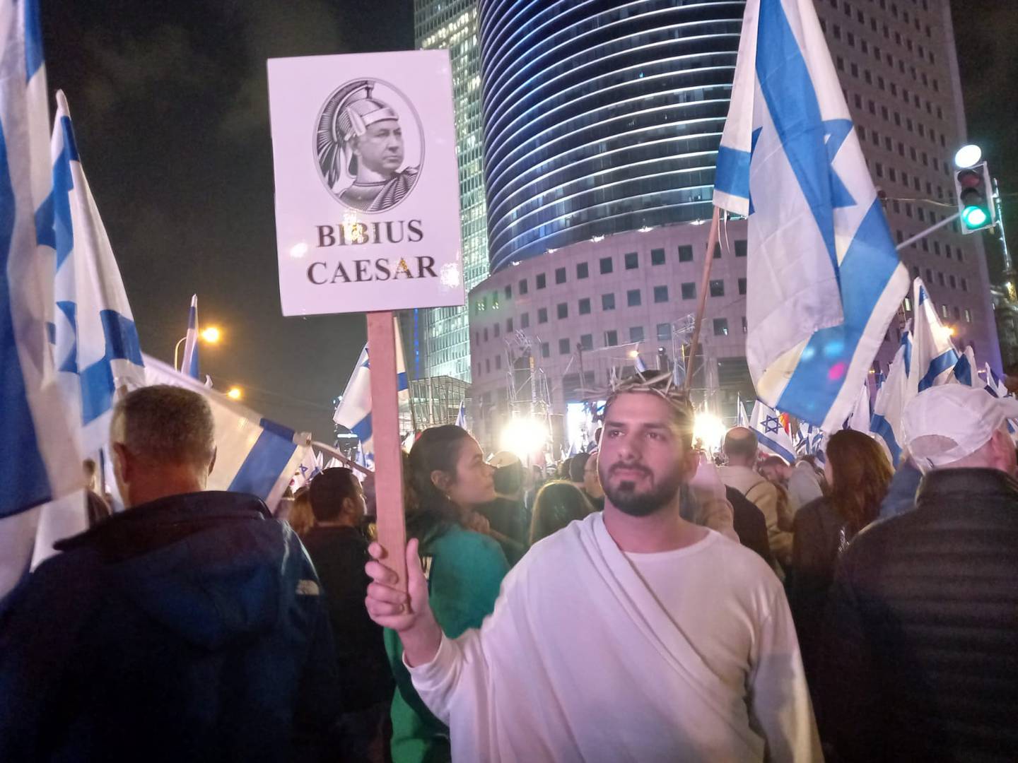 Netanyahu vive un momento convulso en Israel. Las protestas tomaron las principales ciudades del Estado por las polémicas reformas que quiere implementar.  FOTO: Ferlin Fuentes