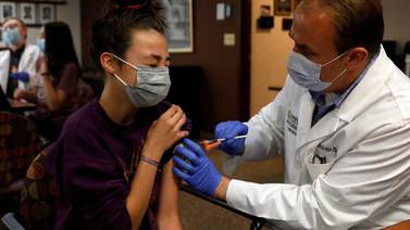 Estados Unidos comienza a vacunar a adolescentes de 12 a 15 años