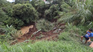 Derrumbe sobre río Bermúdez amenaza con detonar emergencia en Belén