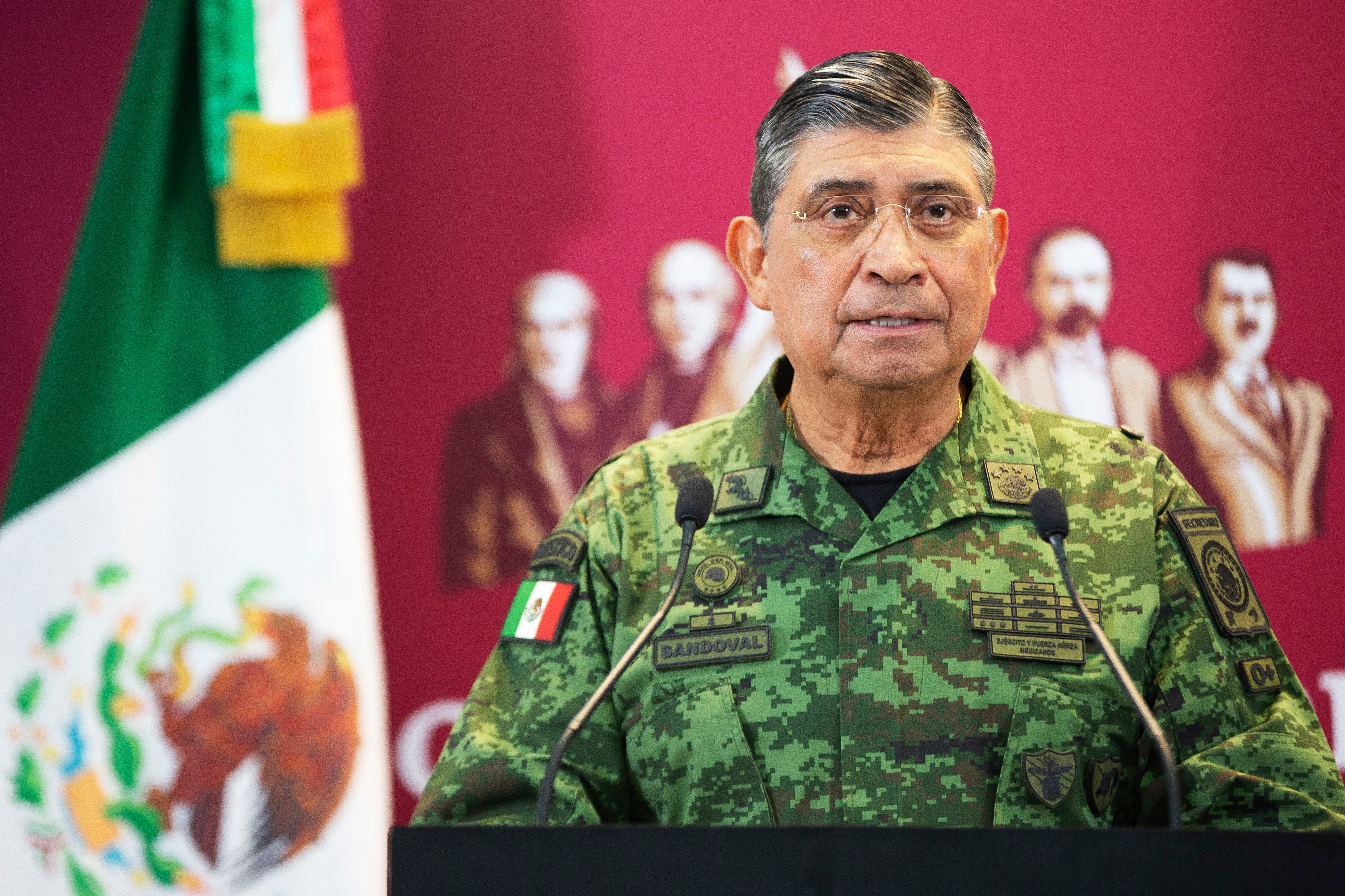 El secretario del Ejército de México, Luis Cresencio Sandoval, habla durante una conferencia de prensa en la Ciudad de México el 5 de enero de 2023, luego del arresto de Ovidio Guzmán, hijo del narcotraficante encarcelado Joaquín 