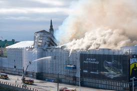 Emblemático edificio de la Bolsa de Copenhague afectado por devastador incendio
