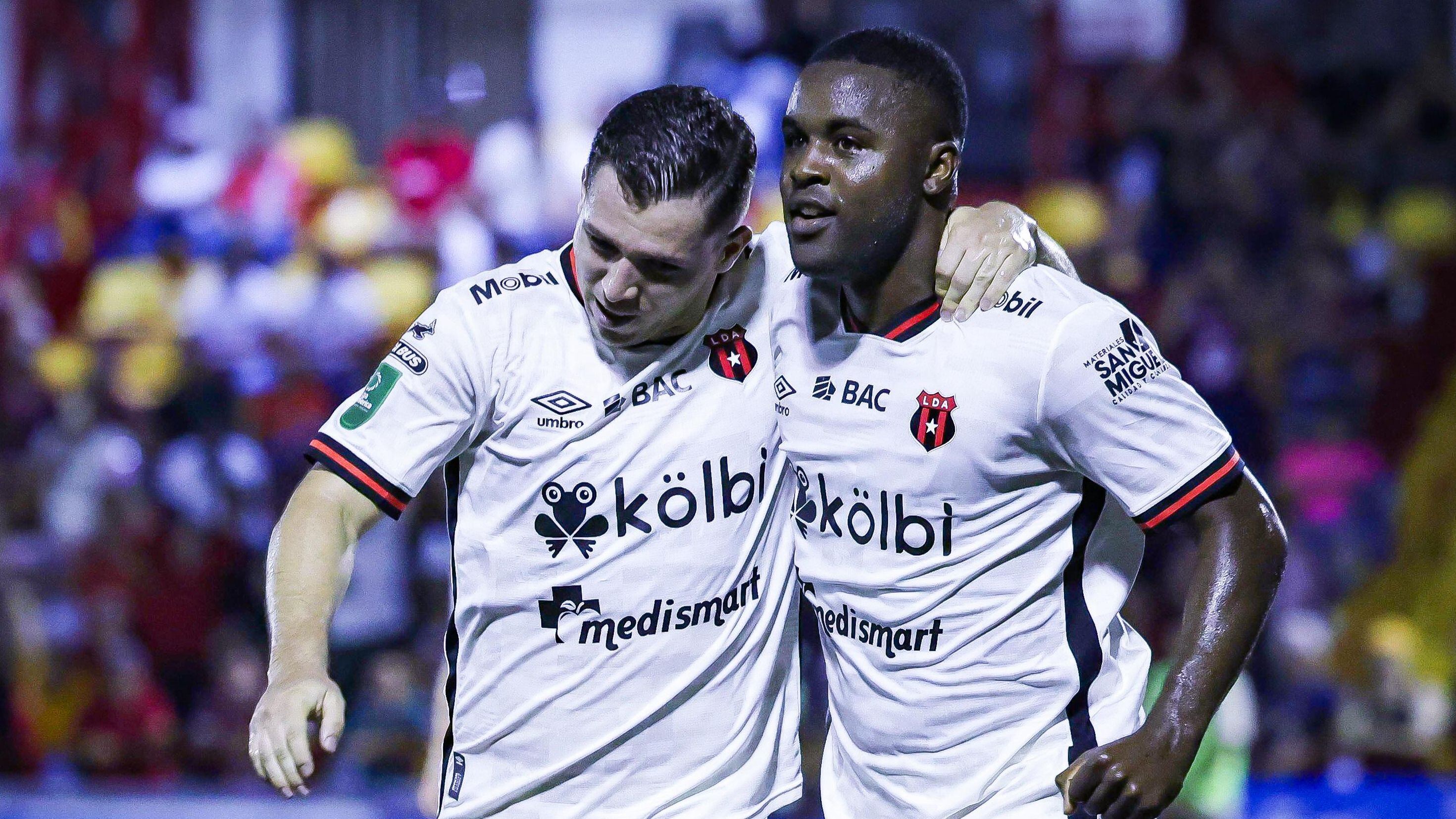 Carlos Mora y Joel Campbell se esfuerzan por marcar diferencia en Liga Deportiva Alajuelense.
