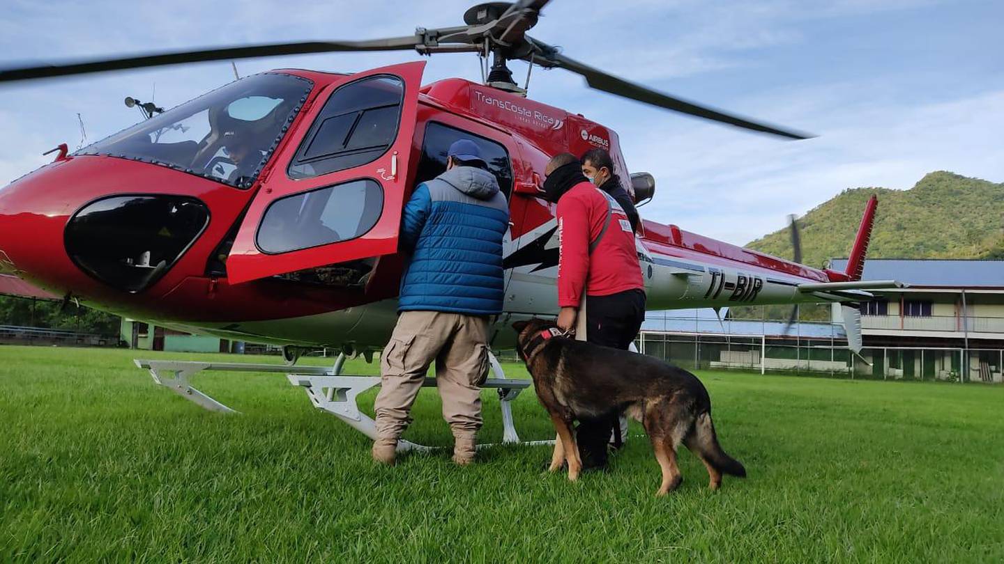 La meta de hallar a la mujer extraviada en el Chirripó llevó a la movilización de esta aeronave y los perros adiestrados hacia la zona de búsqueda en el Parque Nacional. Foto: Mario Cordero.