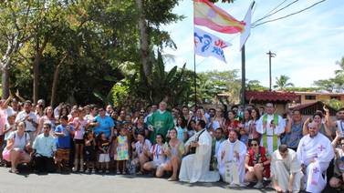 Jacó recibe con mensaje ambientalista a peregrinos que van a cita con el Papa en Panamá