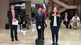 Chaves señala ilegalidad en aumento de salarios en CCSS y advierte destituciones