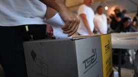 Reportan atrasos en centros de votación en El Salvador