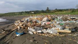 Carlos Alvarado y ambientalistas consideran ‘insuficiente’ ley para reducir plástico