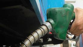 Combustibles subirán menos para compensar a consumidores