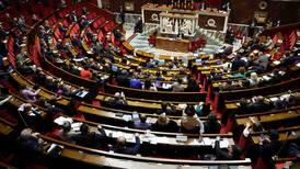 Parlamento francés aprueba proyecto de ley para pase de vacunación