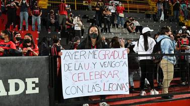 Aficionada de Alajuelense se impresionó con reacción de las leonas por cartel que llevó al estadio  