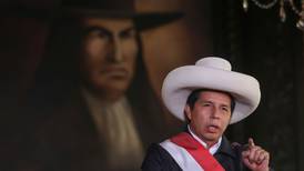 Presidente de Perú cumple un año en el poder cercado por la justicia