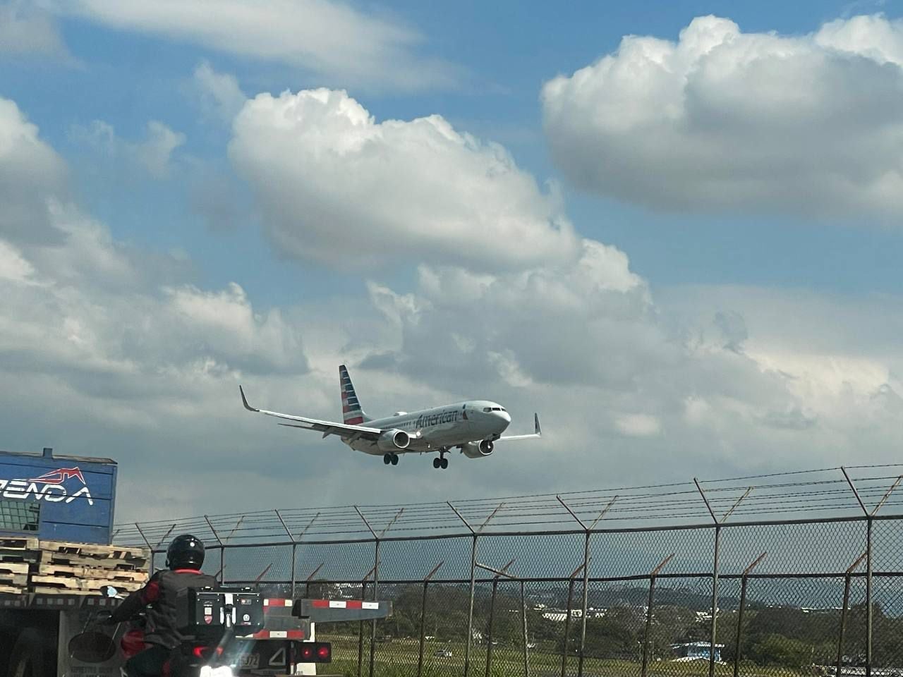 Tres vuelos fueron desviados hacia aeropuertos alternos, mientras que dos fueron cancelados y reprogramados. Foto con fines ilustrativos.