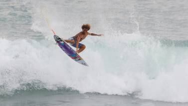 Surfistas costarricenses ya practican en playa Popoyo para el Mundial