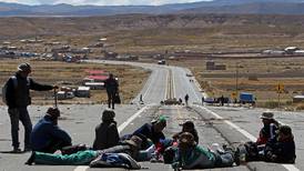 Bus embiste a bloqueadores en carretera de Bolivia y deja cinco muertos