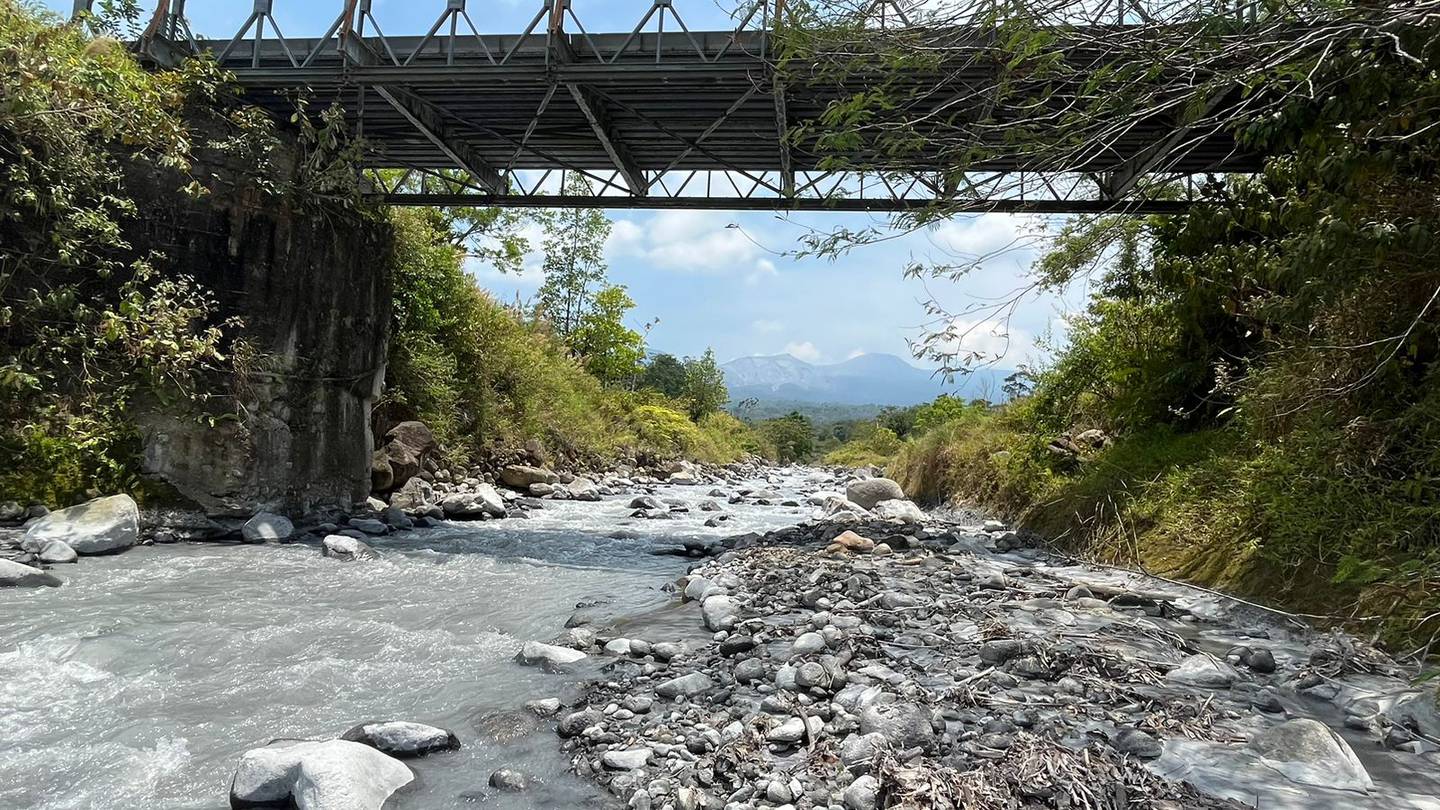 A orillas del río Pénjamo a su paso por Aguas Claras de Upala, sepuede ver el sedimento que bajó del volcán. Foto: Cortesía Mauricio Gutiérrez.