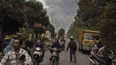 Volcán en Indonesia lanza nueva erupción