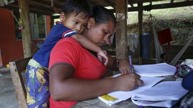 Joven madre indígena  será bachiller pese a desventajas
