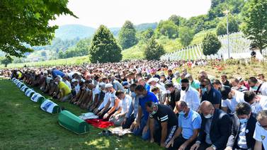 Musulmanes de Bosnia rinden tributo a víctimas de matanza de Srebrenica