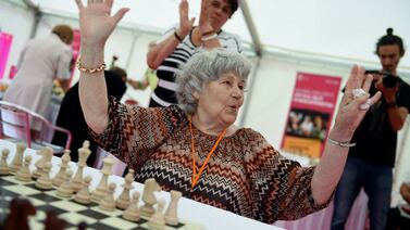 Húngara de 87 años bate récord de partidas simultáneas de ajedrez con 13.600 juegos