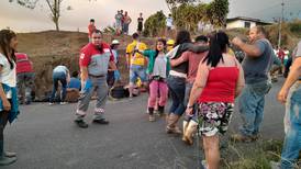 32 recolectores de café heridos al volcar chapulín sin frenos en Sarchí 